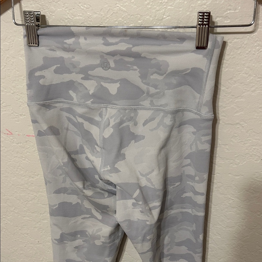 🚀Lululemon Athletica Light Gray Camo Leggings size 4 GUC - Picture 6 of 11